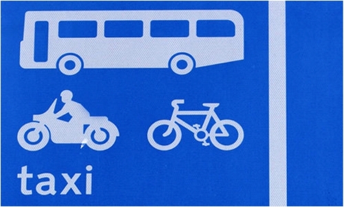 Londres : panneau autorisant les deux roues dans les couloirs de bus